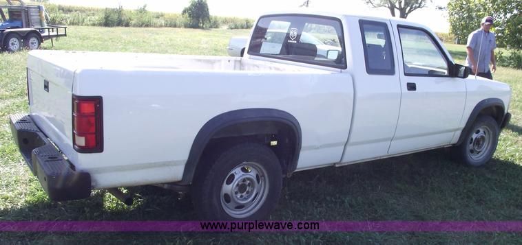 image for item C5530 1993 Dodge Dakota club cab pickup truck