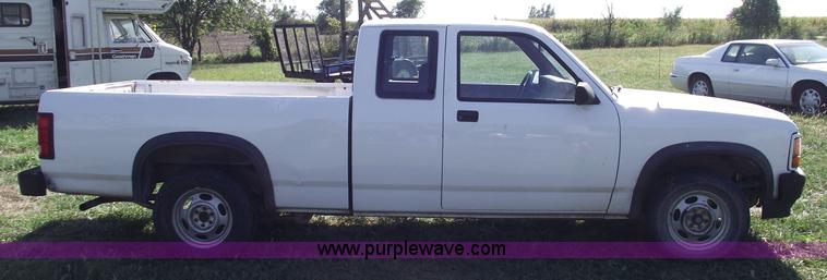 image for item C5530 1993 Dodge Dakota club cab pickup truck