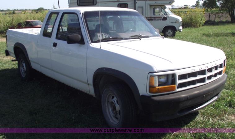 image for item C5530 1993 Dodge Dakota club cab pickup truck