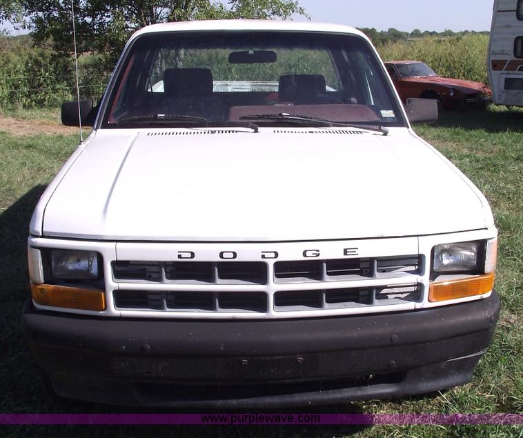 image for item C5530 1993 Dodge Dakota club cab pickup truck