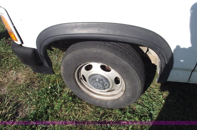 image for item C5530 1993 Dodge Dakota club cab pickup truck