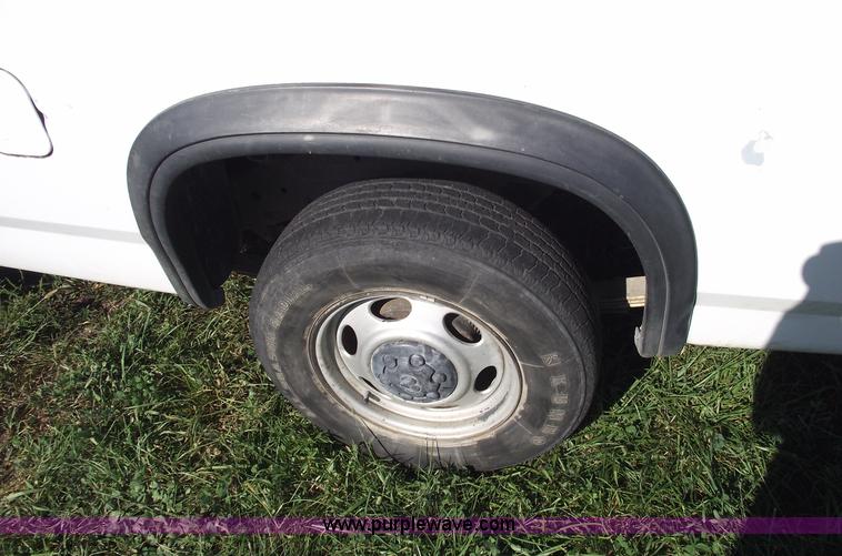 image for item C5530 1993 Dodge Dakota club cab pickup truck