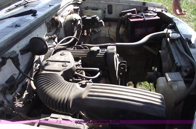 image for item C5530 1993 Dodge Dakota club cab pickup truck