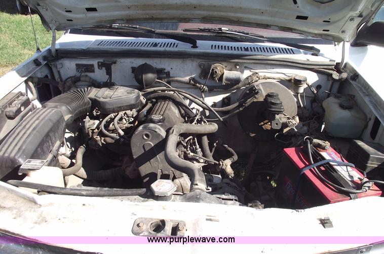 image for item C5530 1993 Dodge Dakota club cab pickup truck