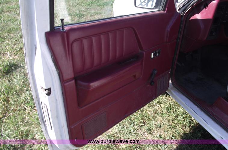 image for item C5530 1993 Dodge Dakota club cab pickup truck