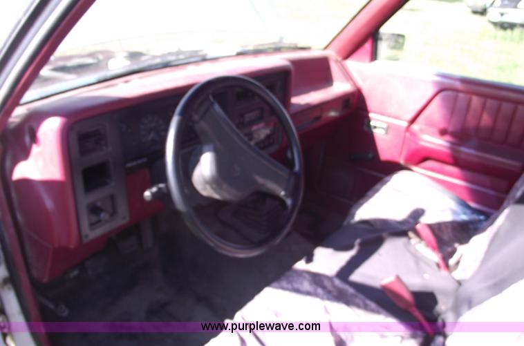image for item C5530 1993 Dodge Dakota club cab pickup truck