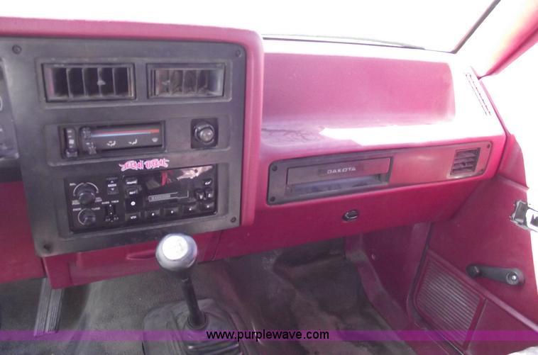 image for item C5530 1993 Dodge Dakota club cab pickup truck