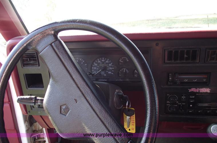 image for item C5530 1993 Dodge Dakota club cab pickup truck