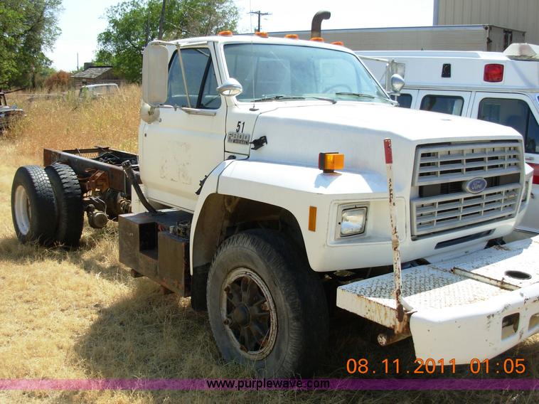 image for item A1300 1994 Ford F800 truck cab and chassis