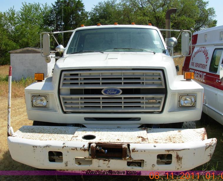 image for item A1300 1994 Ford F800 truck cab and chassis