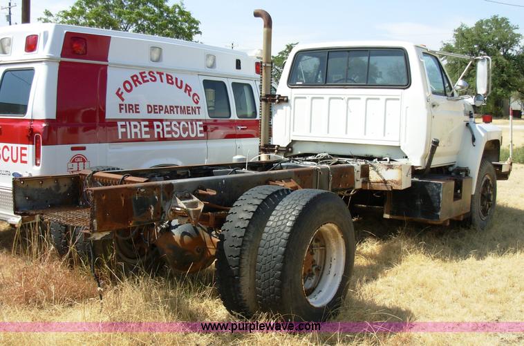 image for item A1300 1994 Ford F800 truck cab and chassis
