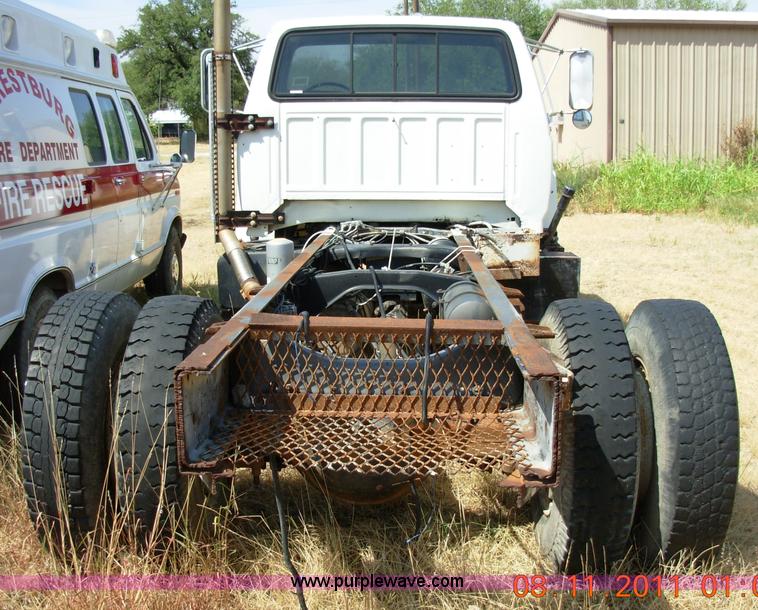 image for item A1300 1994 Ford F800 truck cab and chassis