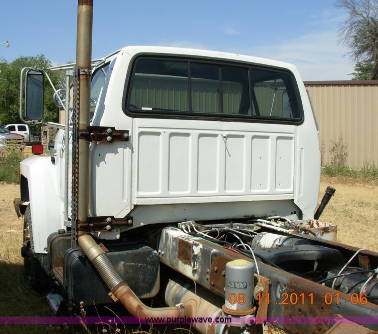 image for item A1300 1994 Ford F800 truck cab and chassis