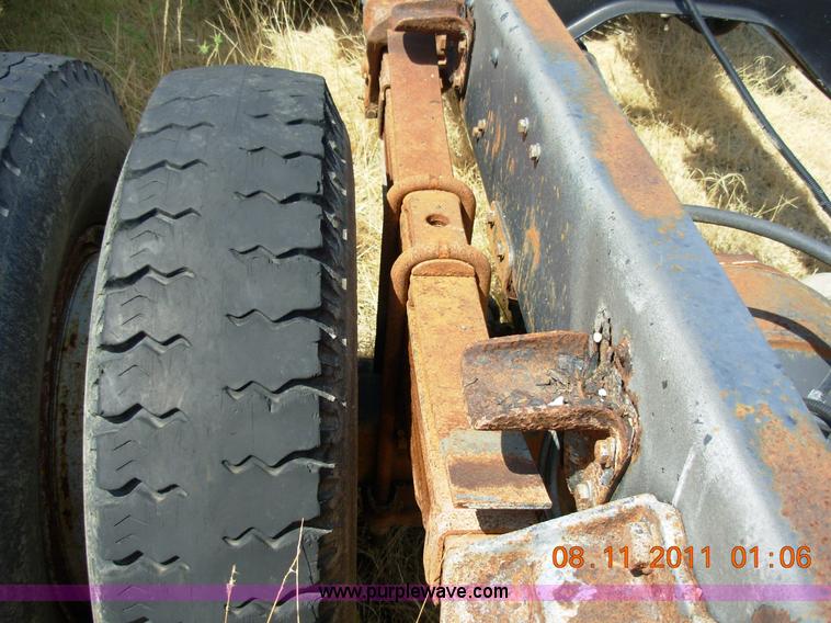 image for item A1300 1994 Ford F800 truck cab and chassis