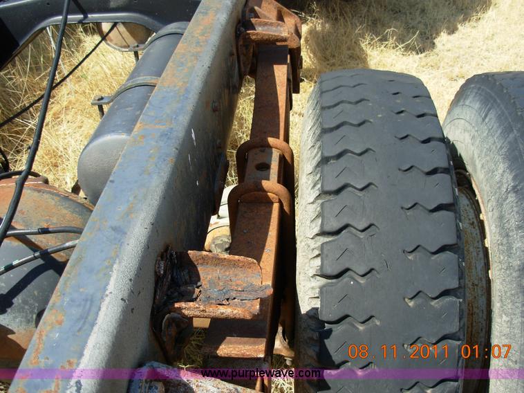 image for item A1300 1994 Ford F800 truck cab and chassis