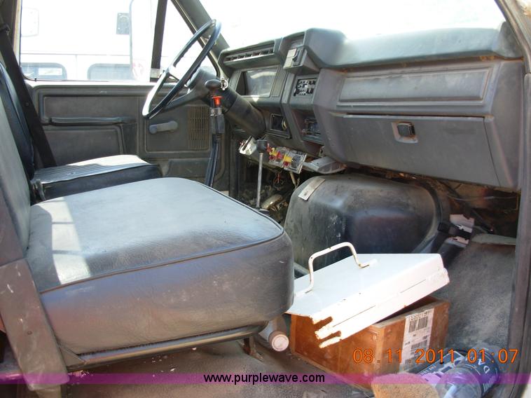 image for item A1300 1994 Ford F800 truck cab and chassis