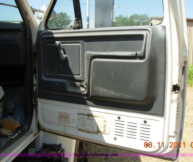 image for item A1300 1994 Ford F800 truck cab and chassis