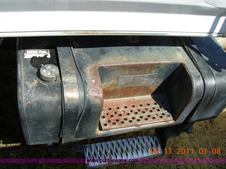 image for item A1300 1994 Ford F800 truck cab and chassis