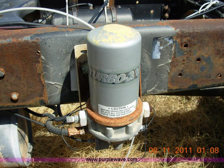 image for item A1300 1994 Ford F800 truck cab and chassis