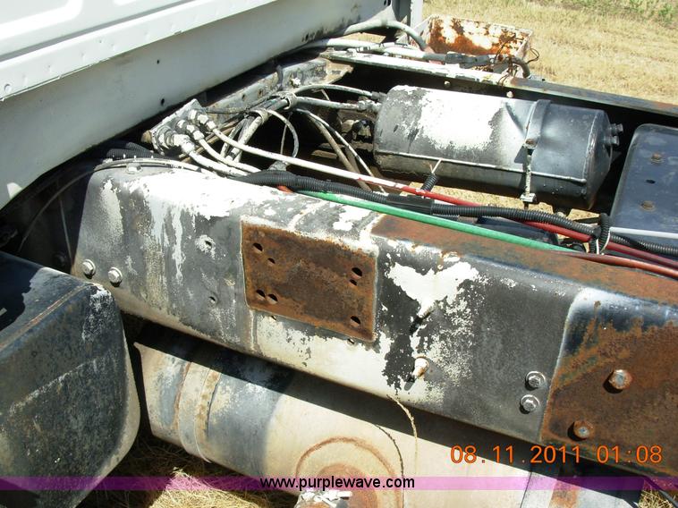 image for item A1300 1994 Ford F800 truck cab and chassis