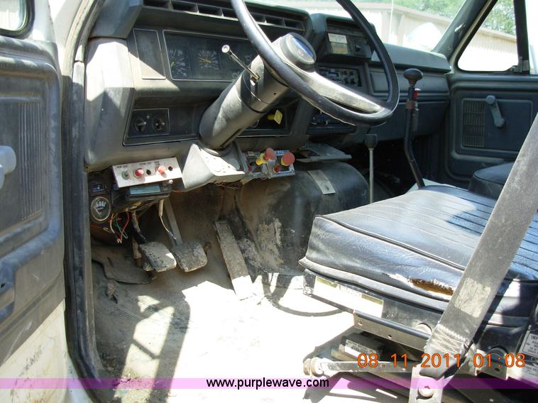 image for item A1300 1994 Ford F800 truck cab and chassis