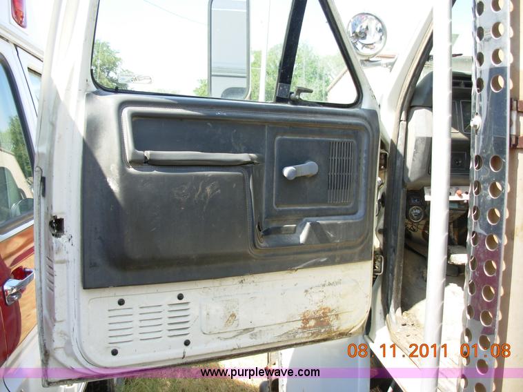 image for item A1300 1994 Ford F800 truck cab and chassis