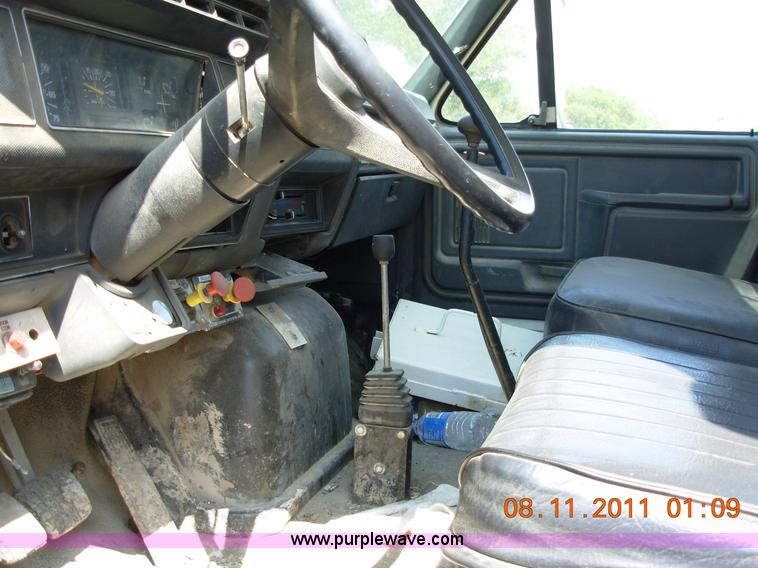 image for item A1300 1994 Ford F800 truck cab and chassis