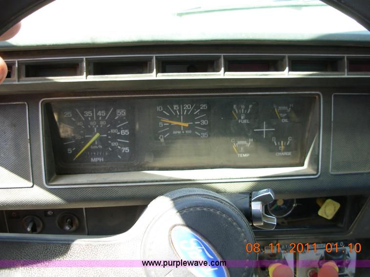 image for item A1300 1994 Ford F800 truck cab and chassis