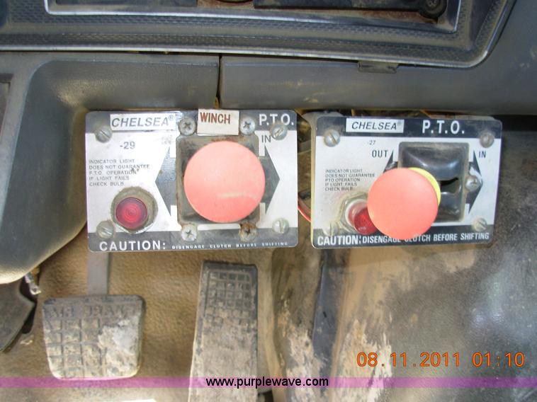 image for item A1300 1994 Ford F800 truck cab and chassis