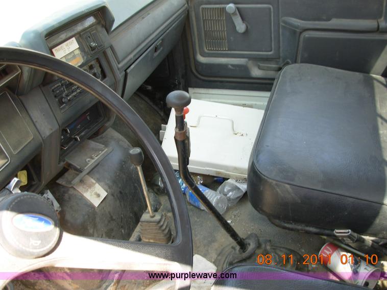 image for item A1300 1994 Ford F800 truck cab and chassis