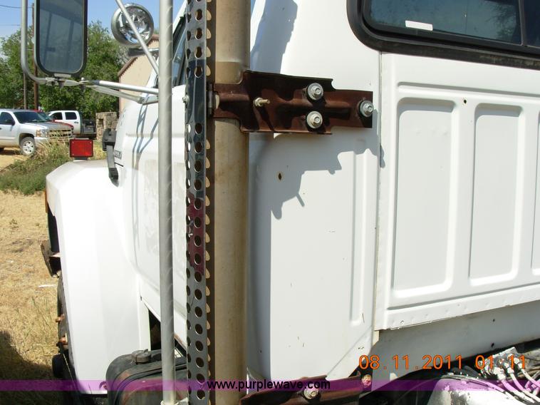 image for item A1300 1994 Ford F800 truck cab and chassis