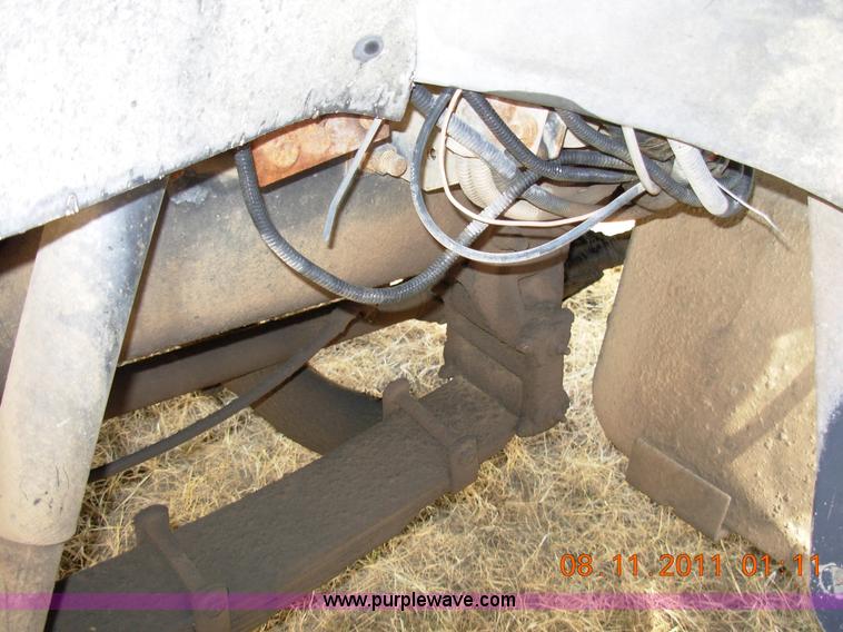 image for item A1300 1994 Ford F800 truck cab and chassis