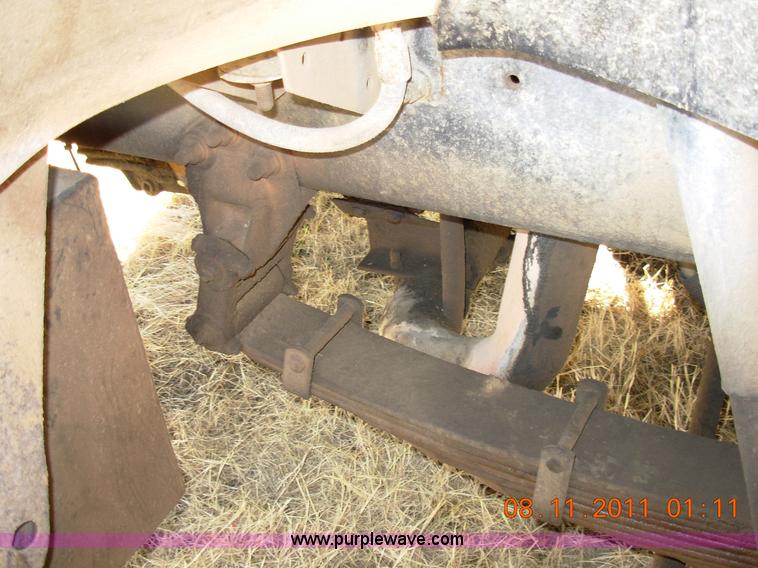 image for item A1300 1994 Ford F800 truck cab and chassis