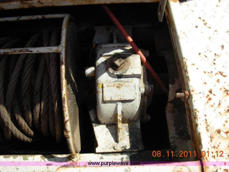 image for item A1300 1994 Ford F800 truck cab and chassis