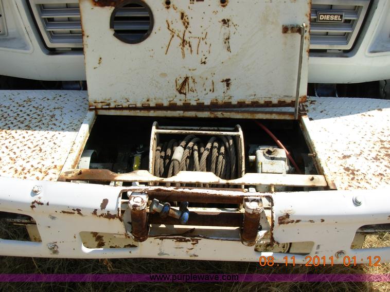 image for item A1300 1994 Ford F800 truck cab and chassis