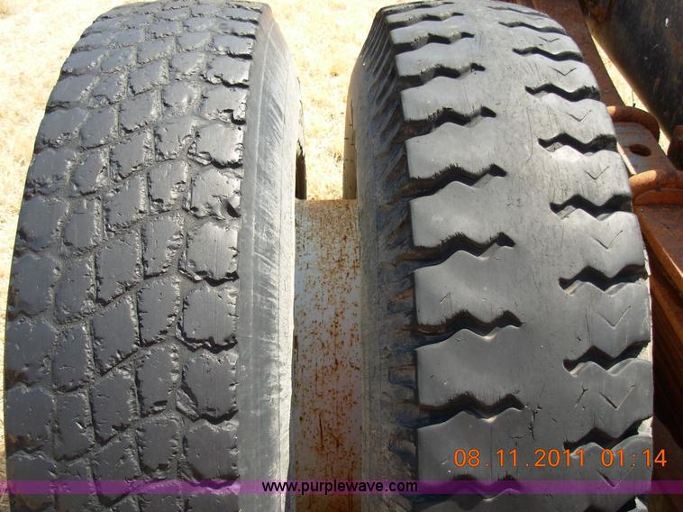 image for item A1300 1994 Ford F800 truck cab and chassis