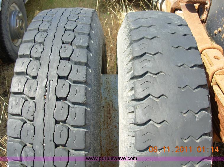 image for item A1300 1994 Ford F800 truck cab and chassis