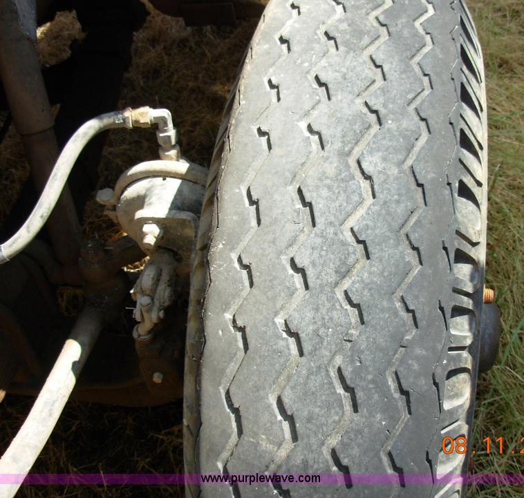 image for item A1300 1994 Ford F800 truck cab and chassis