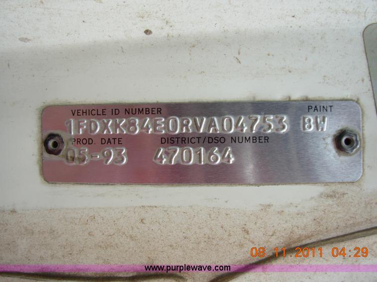 image for item A1300 1994 Ford F800 truck cab and chassis