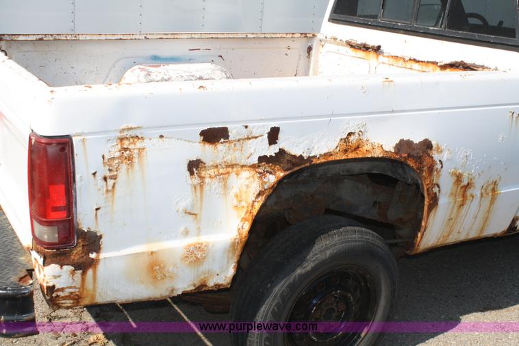 image for item A2284 1988 Chevrolet S10 pickup truck