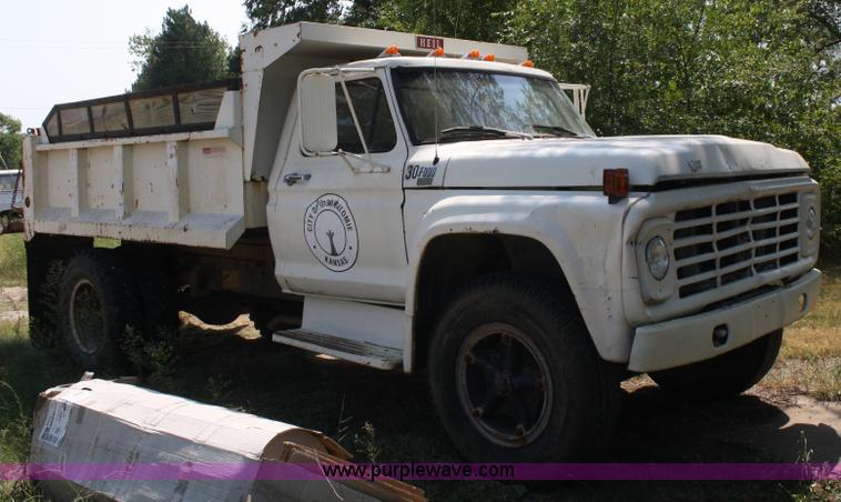 image for item A2285 1979 Ford F600 dump truck