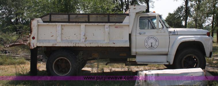 image for item A2285 1979 Ford F600 dump truck