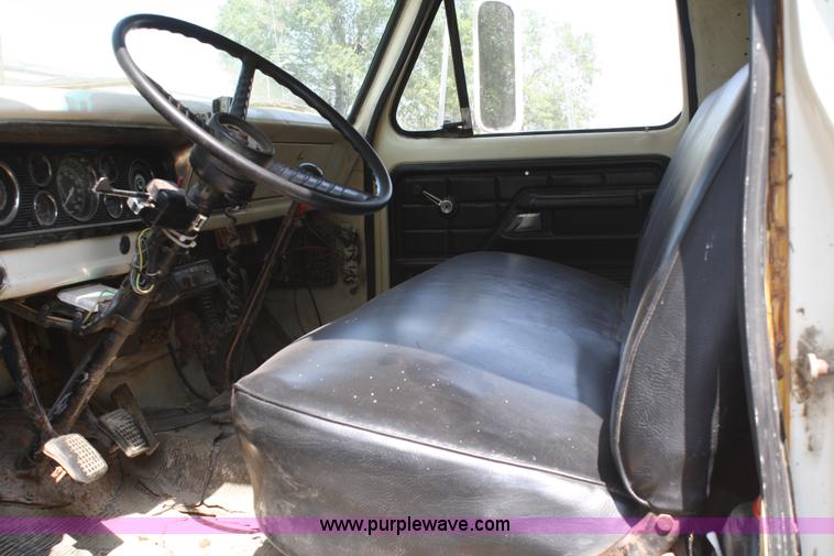 image for item A2285 1979 Ford F600 dump truck