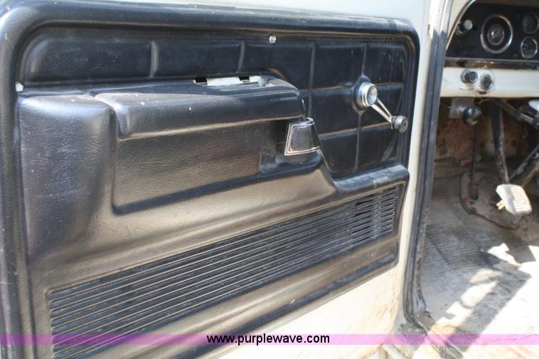 image for item A2285 1979 Ford F600 dump truck