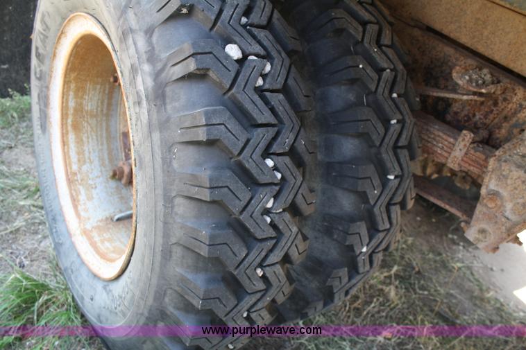 image for item A2285 1979 Ford F600 dump truck