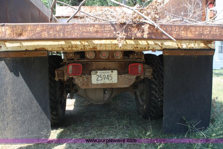 image for item A2285 1979 Ford F600 dump truck