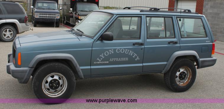 image for item A2845 1999 Jeep Cherokee SE SUV