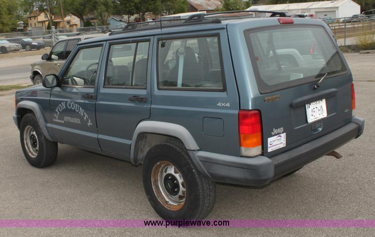 image for item A2845 1999 Jeep Cherokee SE SUV
