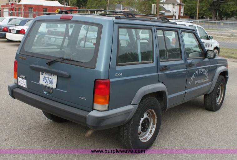 image for item A2845 1999 Jeep Cherokee SE SUV