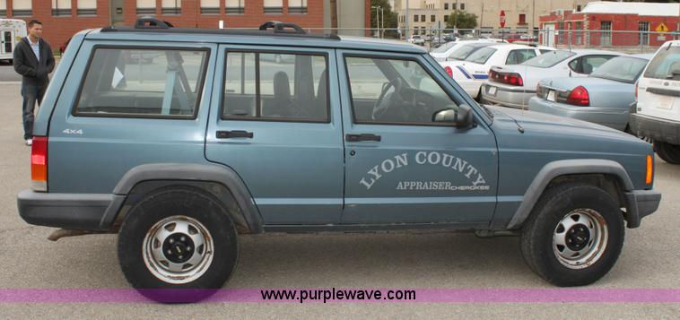 image for item A2845 1999 Jeep Cherokee SE SUV